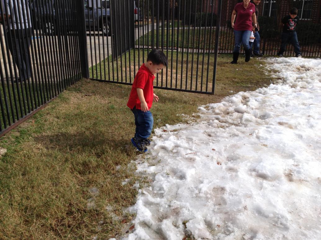 Dự tiệc xong thì Cúc Cu qua trường chơi tuyết giả.