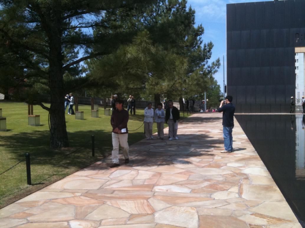 Mỗi cái ghế tượng trưng cho một người thiệt mạng.