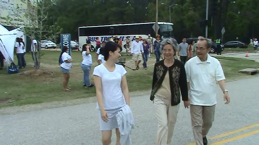 Ngày 3/27/2011 Ông Bà Ngoại và Ba Mẹ đi coi hội chợ Nghệ Thuật. Cúc Cu gởi người giữ.