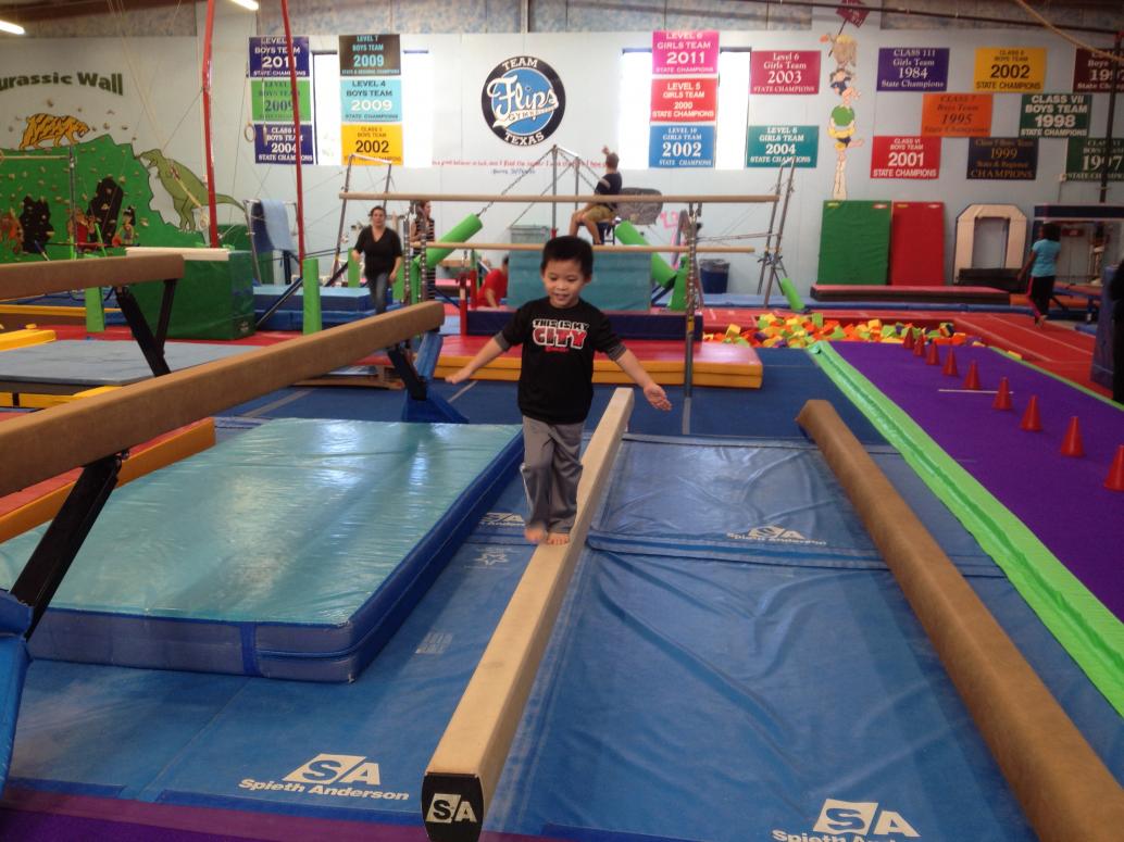 Đi cầu thăng bằng.  Cái này Cúc Cu rành lắm vì có học ở Kidville rồi.