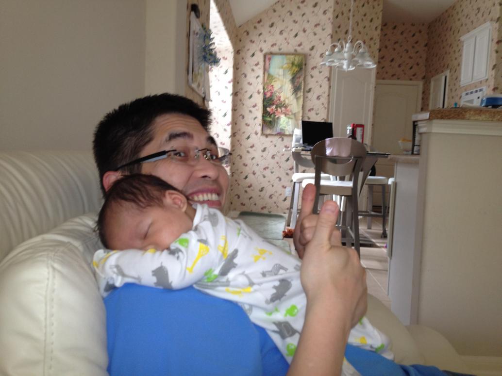 Chơi chút thôi rồi ngủ khèo.  Ba nói em êm như con mèo, ẵm phê lắm.