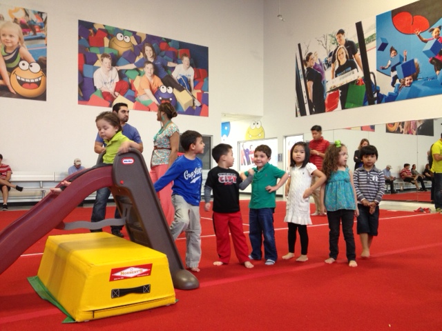 Tự động xếp hàng chơi cầu tuột