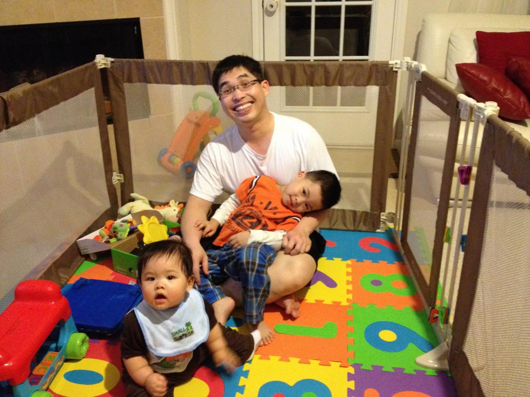 Ba cha con cười nghiêng ngả