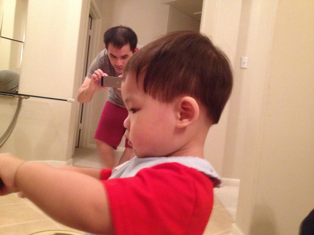 Lâm vừa phụ mở quà vừa chụp hình.