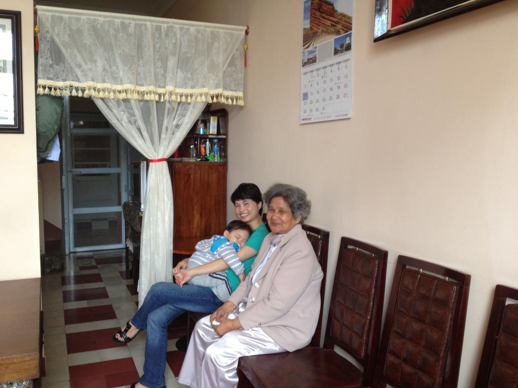 Em ngủ nữa.  Vậy mà lúc làm lễ thì tỉnh táo, hai đứa ngồi ngoan, im lặng.