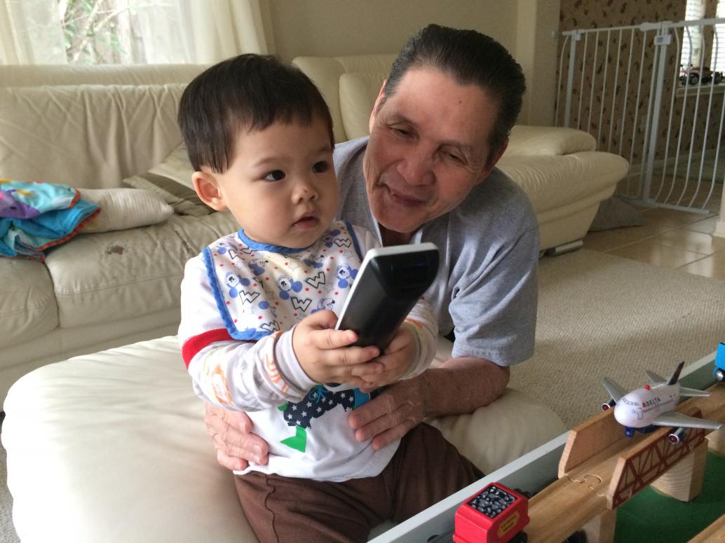 Nội coi TV, con giựt control.