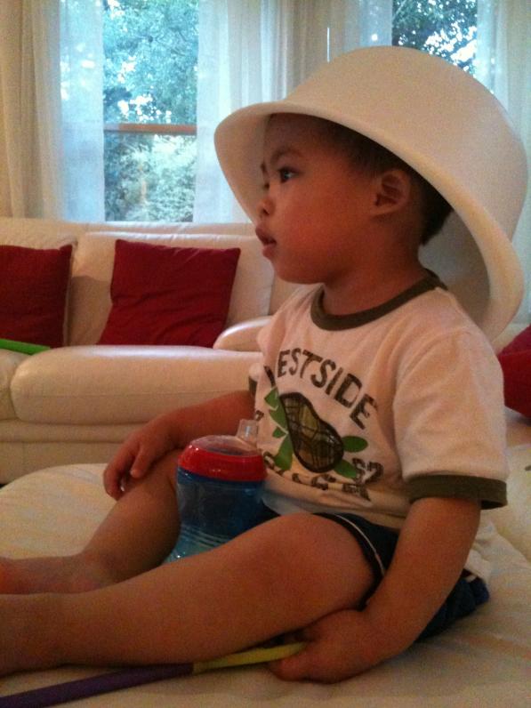 Khi coi tv thì thích cầm đồ chơi theo, đội cái thau càng vui.