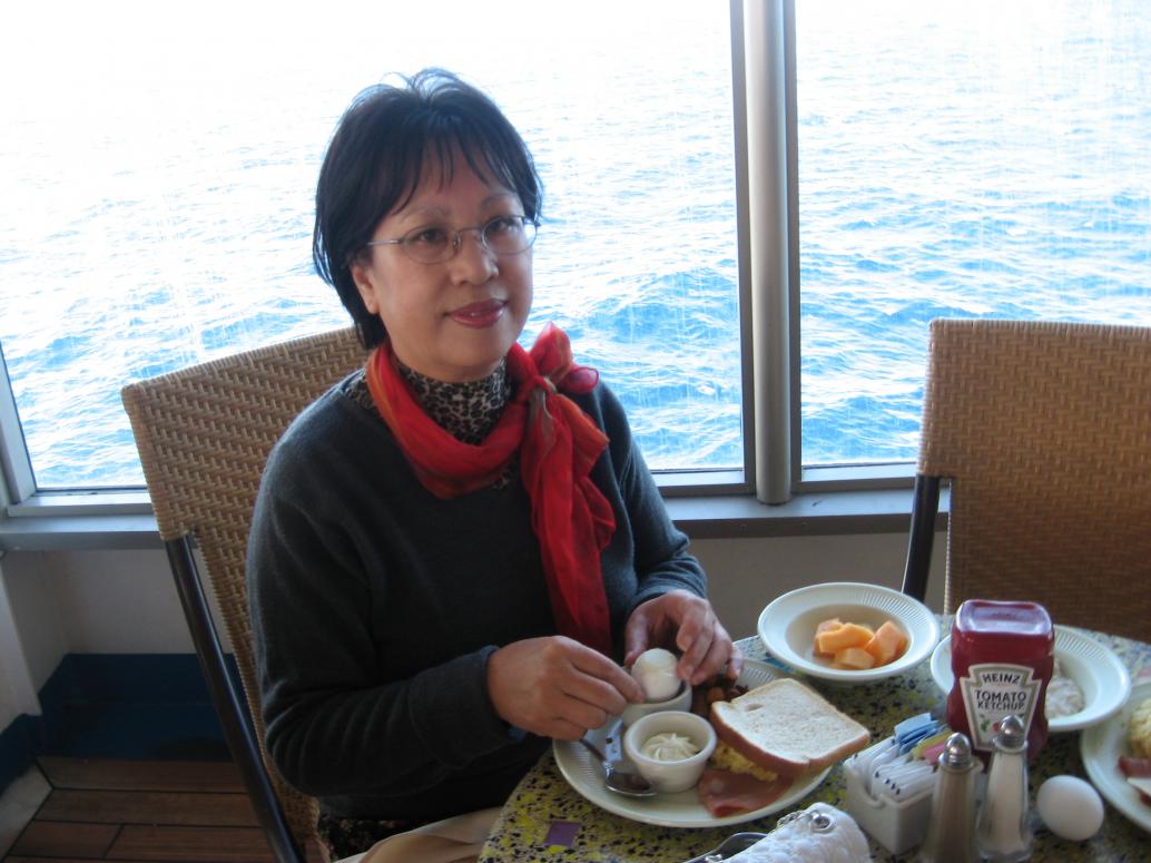 Nội ăn sáng, ngắm cá bơi trên biển.