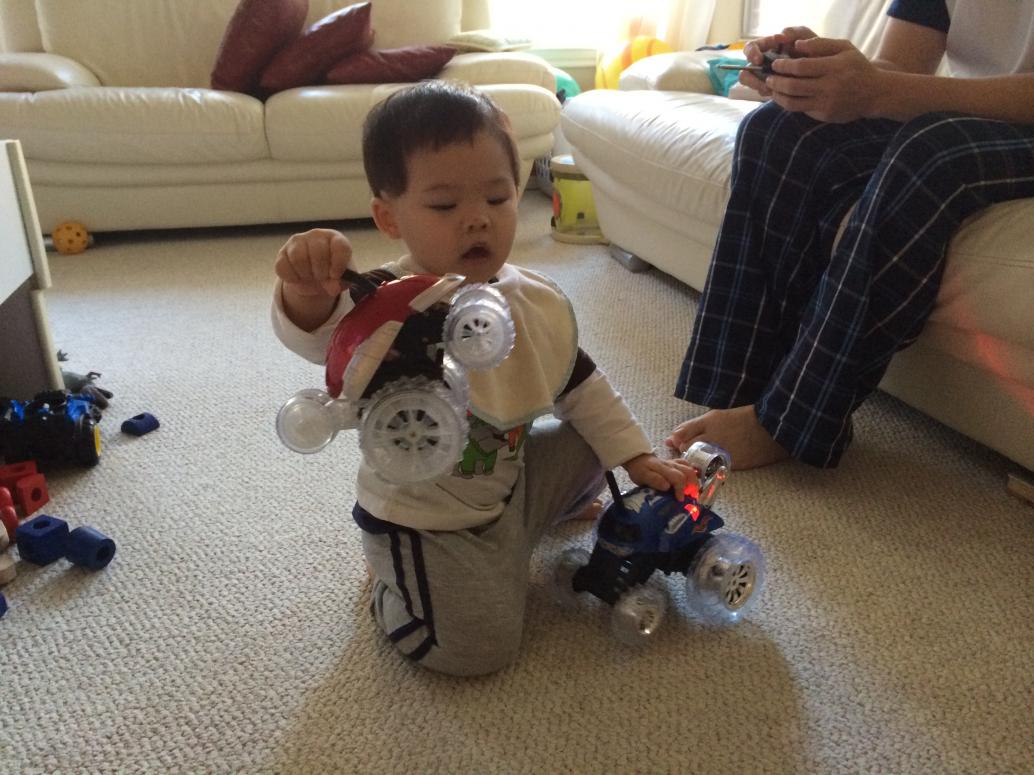 Ba đem đồ chơi ra dụ.