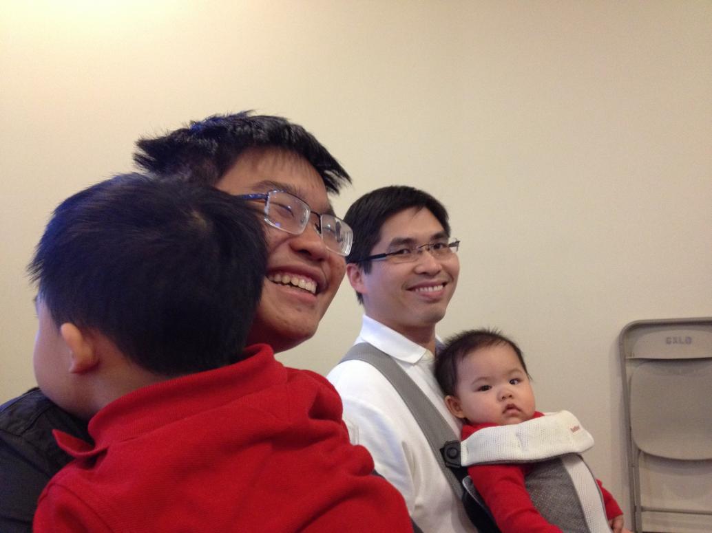 Tối 12/24/2012 nhà mình đi lễ.  Em đi lần đầu tiên, con đi lần...thứ hai.