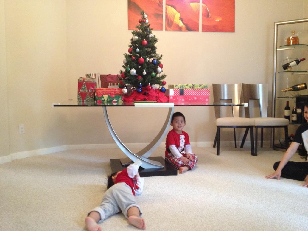 Sáng 12/25 hai đứa nôn mở quà lắm rồi.  Năm nay làm cây thông trên bàn vì sợ có đứa kéo xuống.