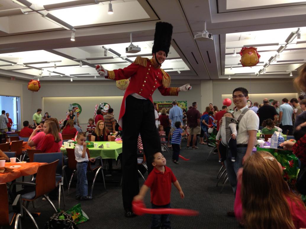 Cúc Cu còn gặp chú lính chì thiệt cao.