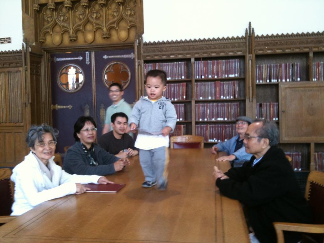 Trường có 21,000 học sinh nhưng lúc này là hè nên thư viện không có ai. Con leo lên bàn chơi.