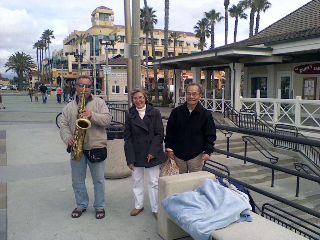 Gặp ông Mỹ thổi kèn xin tiền.  Hihi ông này ở VN có ai cho tiền không ta?