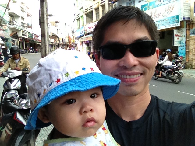 Hai cha con ở đường Duy Tân.