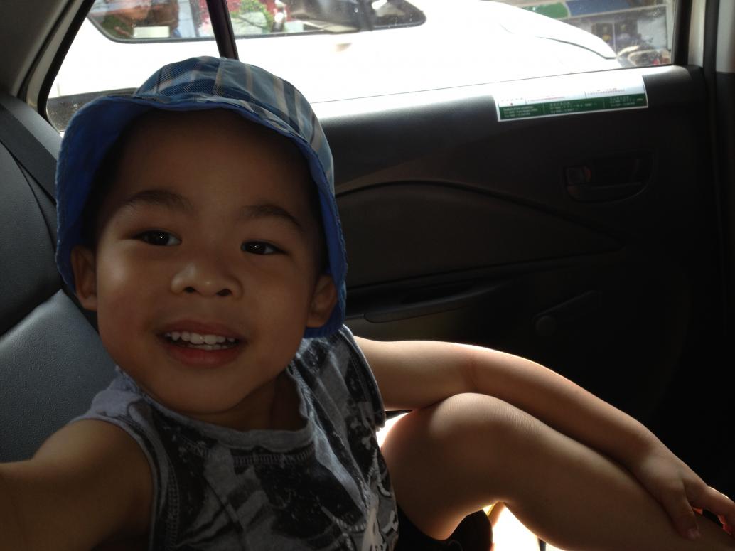 Lên taxi ngồi là nói chuyện không ngừng, kể cả nói với ông tài xế.