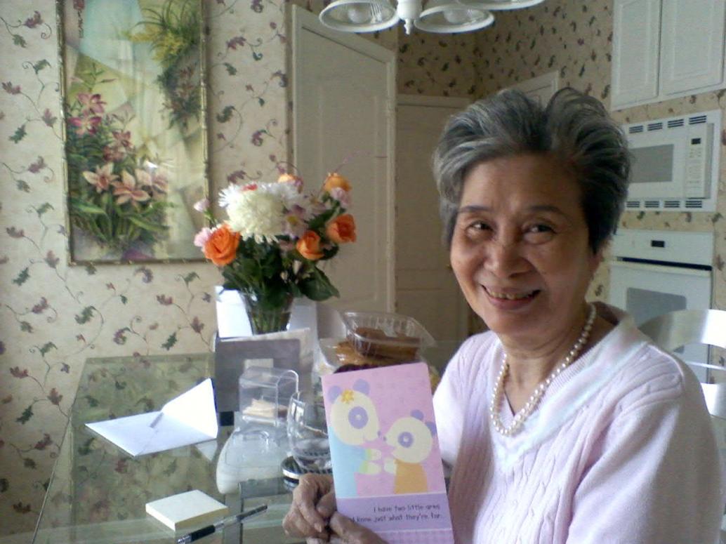 Ngày 5/8/2011 là ngày Các Bà Mẹ, Ba Mẹ tặng Ngoại cái thiệp và bông.