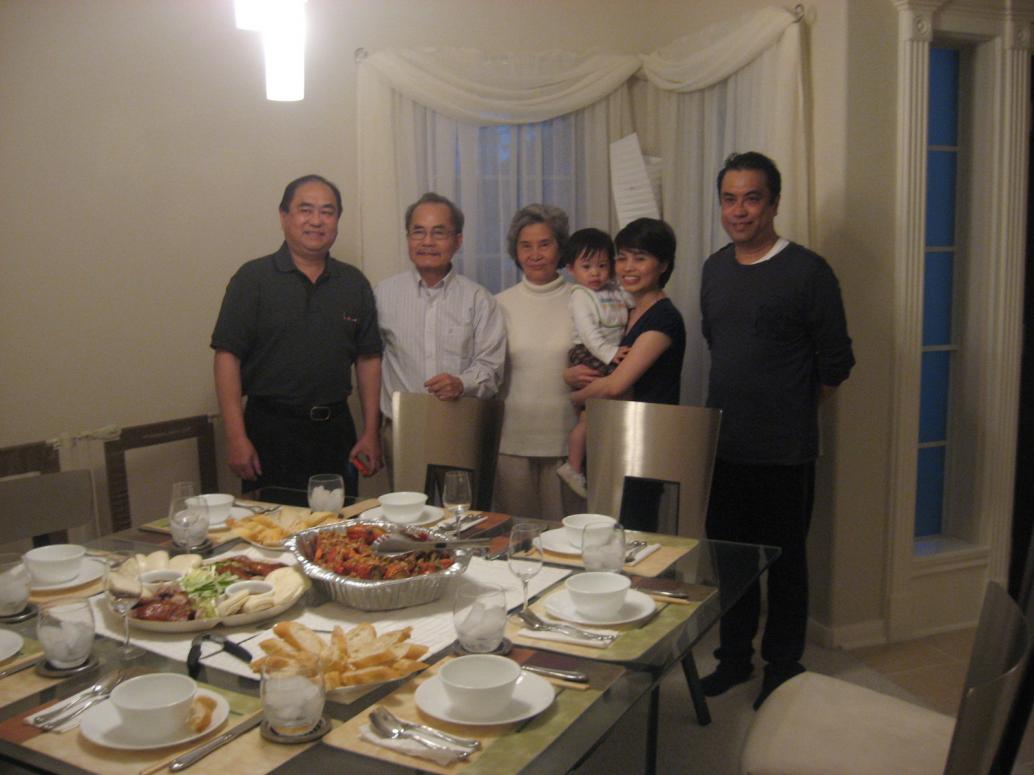 Ông Bà Tư và Ông Tám tới thăm, ăn uống tề tựu tiếp.