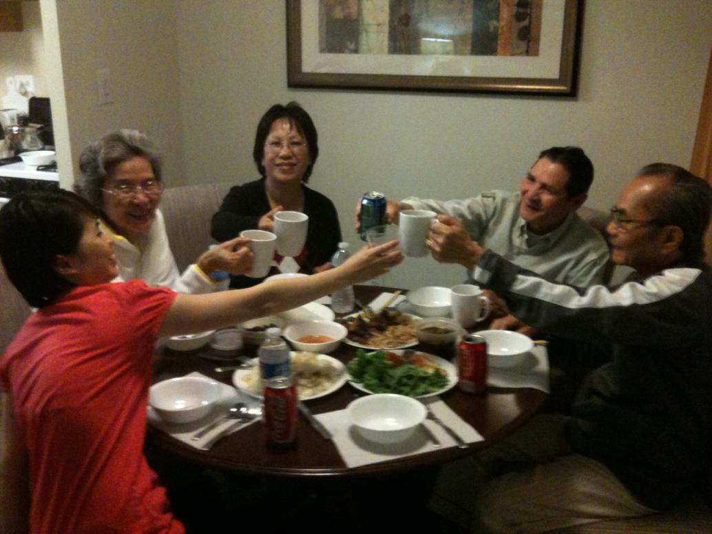 Về lại khách sạn ấm cúng, Ngoại mới tươi tỉnh một chút.