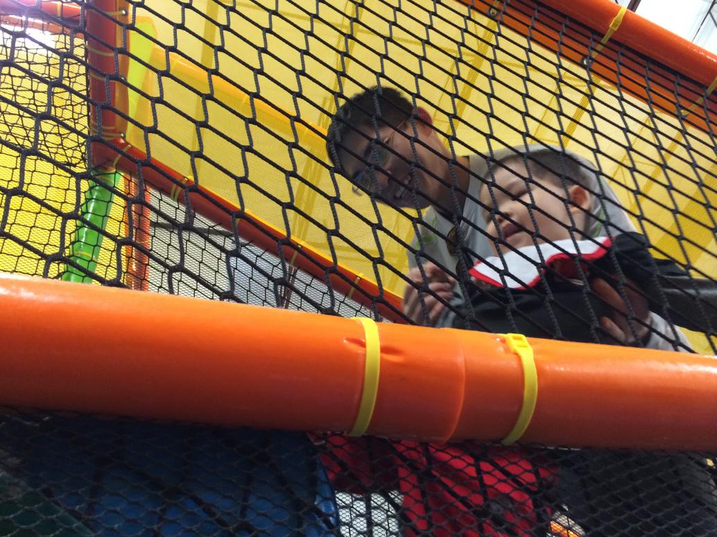 Em cũng lên theo.