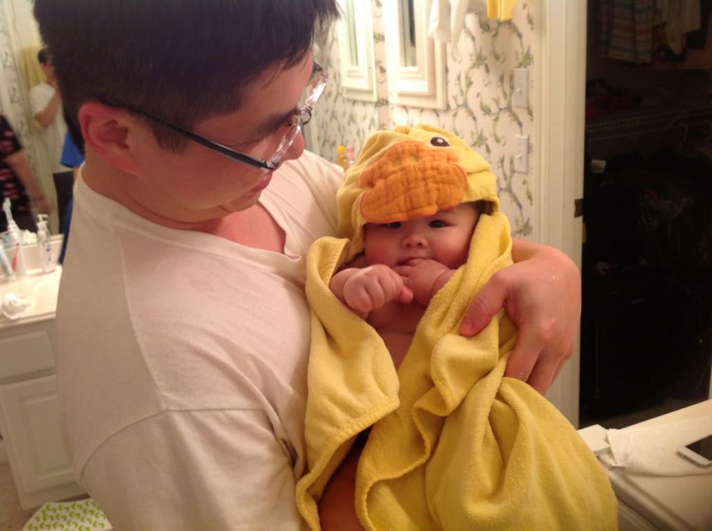 Ba thì thích nhất là bồng em mỗi khi tắm xong.