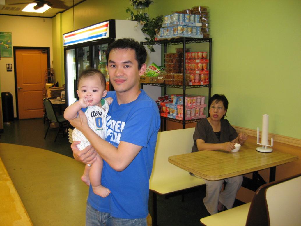 Mọi người ghé chè Hiển Khánh ăn tráng miệng