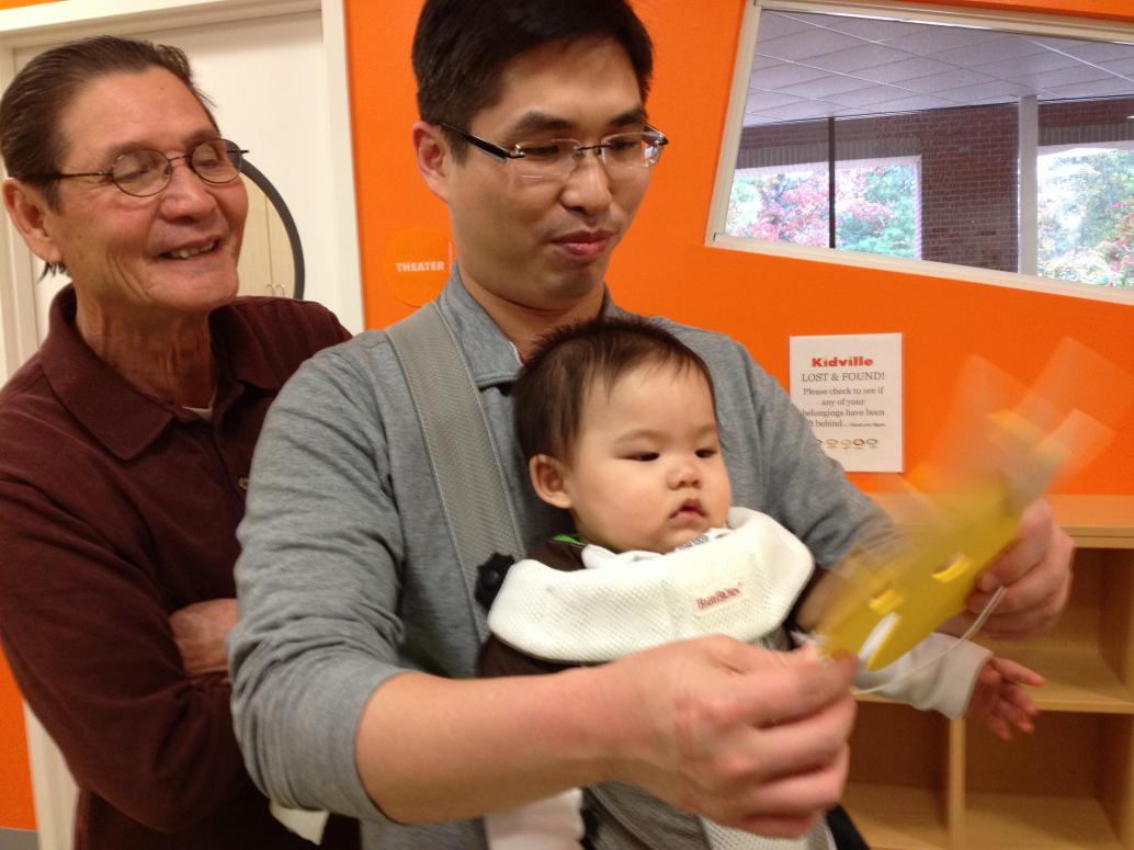 Em cũng có một cái mặt nạ khủng long.