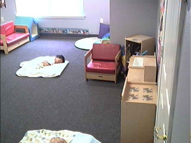 Ngủ ngoan quá nên mọi người thức hết con còn ngủ