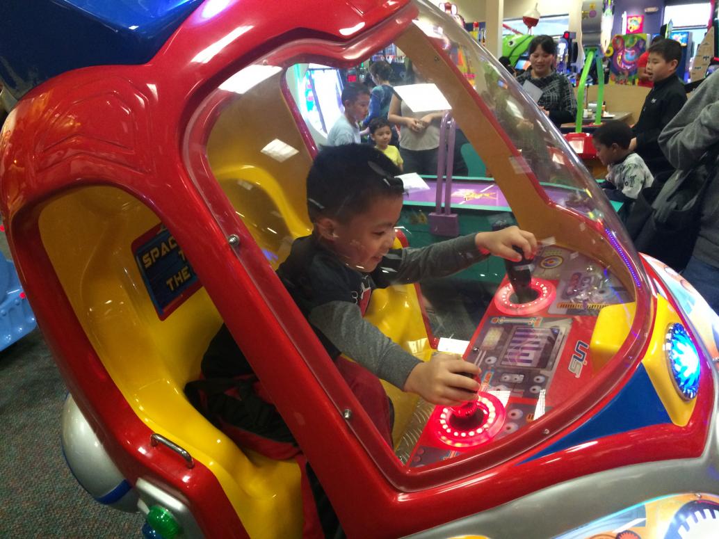 Qua tiệm Chuck e Cheese ăn pizza và chơi nữa.