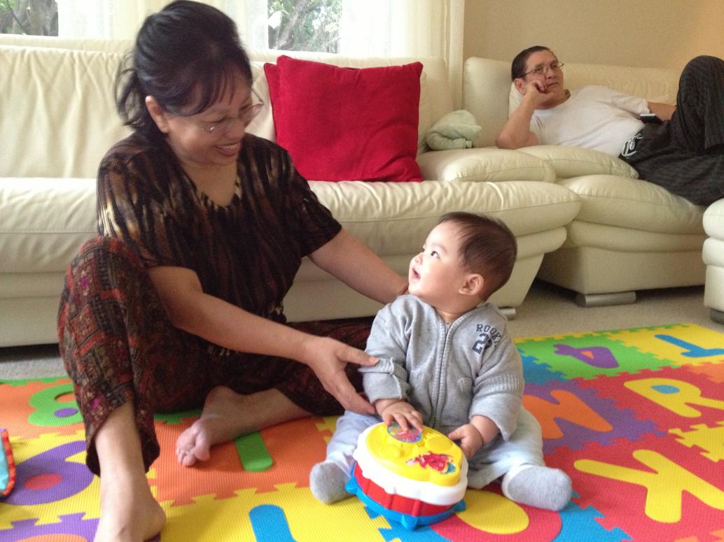 Cúc Ky chưa biết nói và mới biết lạ chút thôi nên có Nội chơi chung là vui rồi.