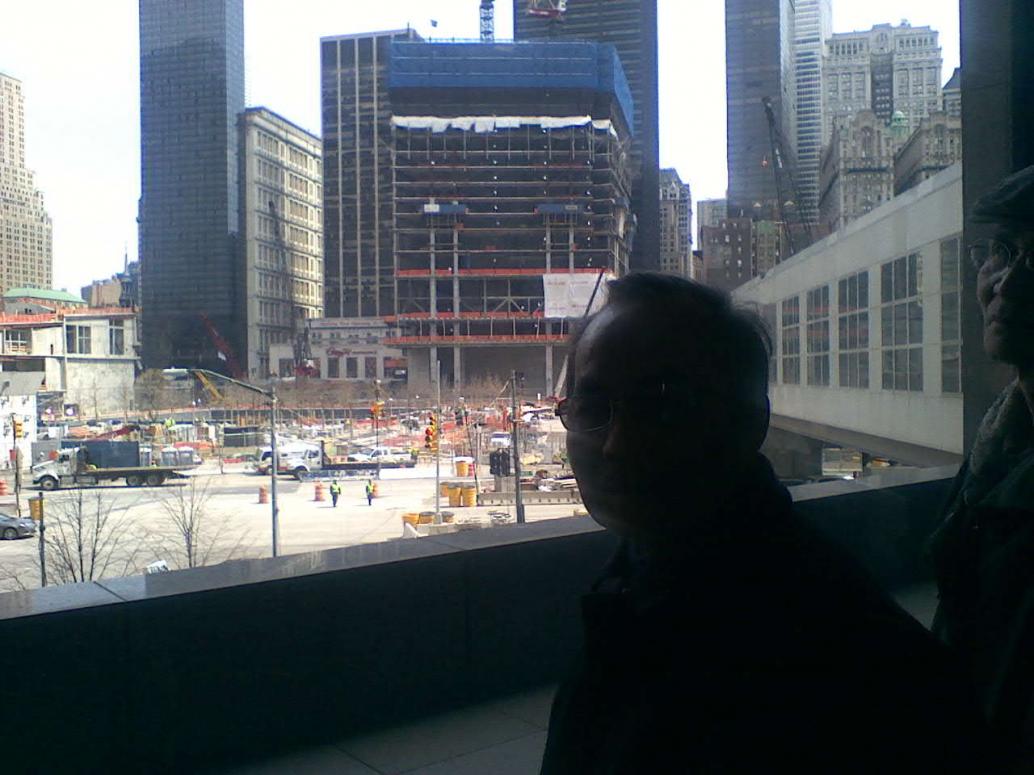 New York có thật nhiều nhà cao tầng, nhưng chỗ này vẫn là đất trống.  Đây là nơi nhà bị sập hồi 9/11/2001