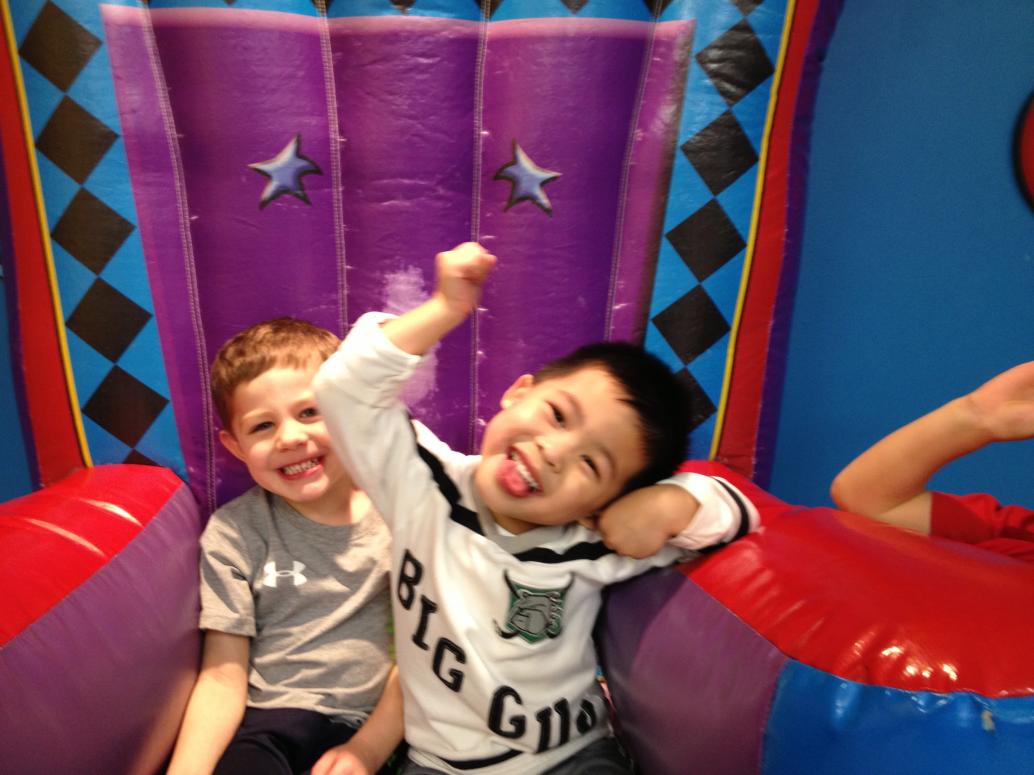 Mấy bạn này cùng lớp, biết nhau hết nên tha hồ quậy.