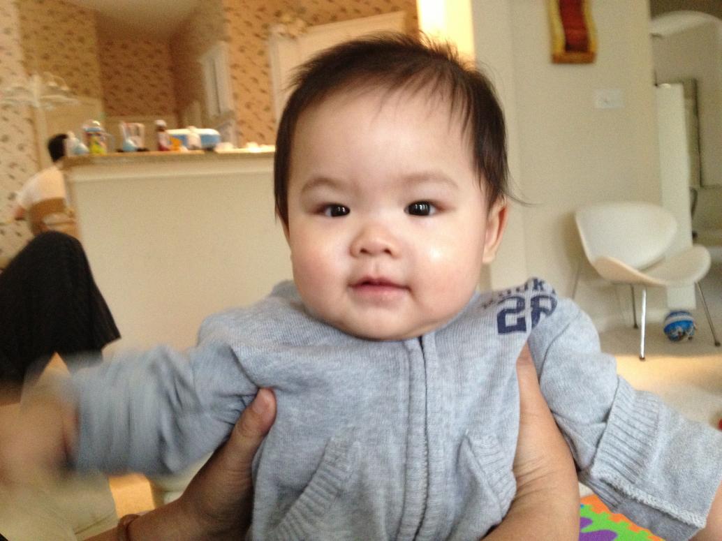 Em lạ chút chút rồi cho mọi người bồng chơi.