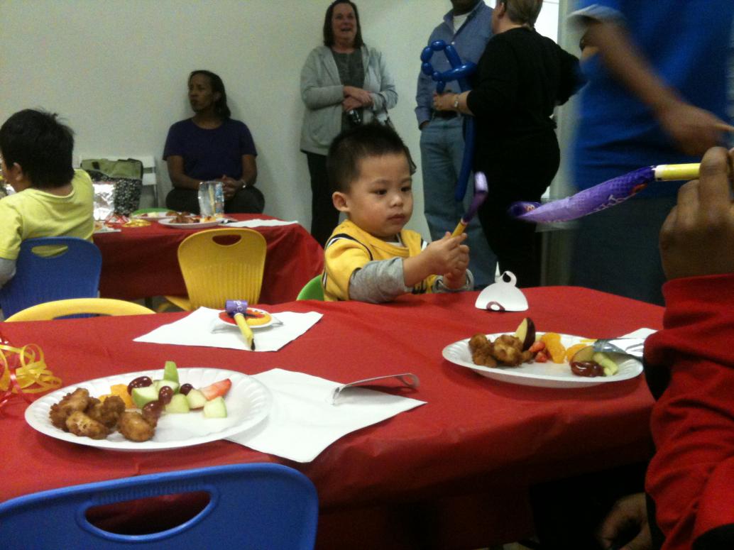 Sau đó tụ tập ăn uống, hát mừng sinh nhật...