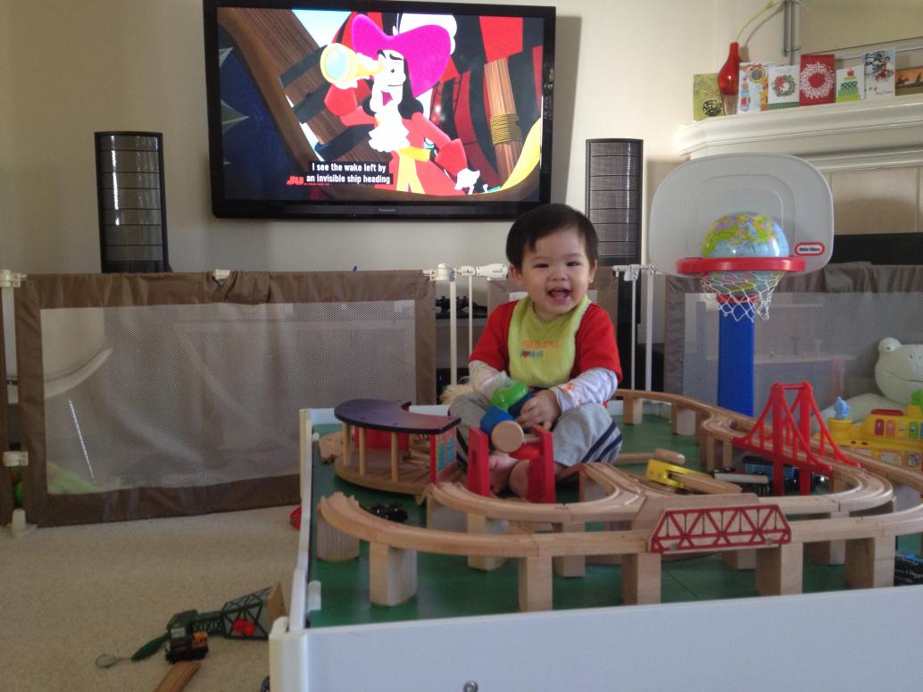 Sau đó đường ai nấy đi, anh coi tv, em leo bàn ngồi.