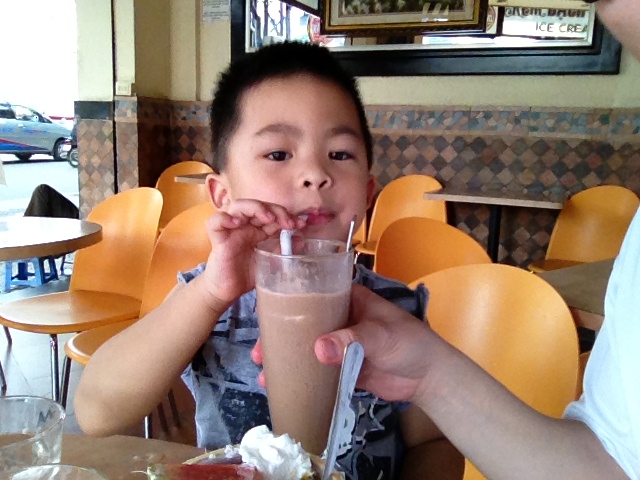 Sài Gòn tháng 10 không nóng bức nhưng cũng cần kem.