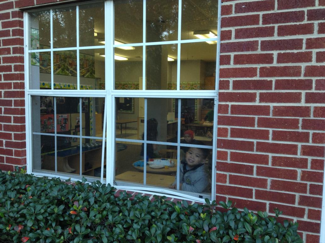 ..con thì đi học từ 6:45 sáng tới 6:30 tối mới về. Khi nào thấy con đứng vẫy tay chào ở cửa sổ, Ba Mẹ cũng thấy thương quá chừng.