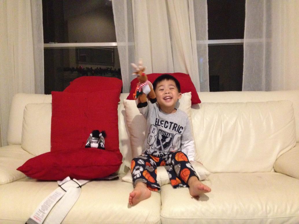 Mới ngày nào nhỏ như em mà giờ xếp mấy cái gối làm ghế cho ngựa và hươu ngồi.