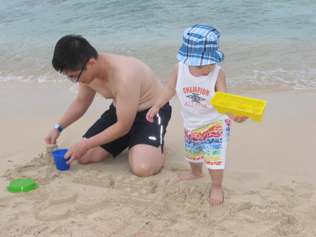 Chơi cát với Ba một hồi thì quen.