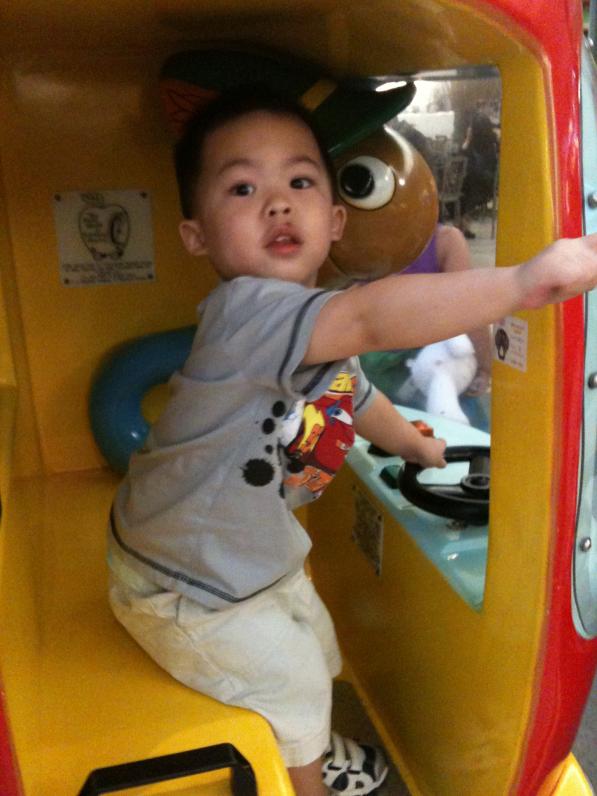 Trong siêu thị thì có xe hơi, cái nào con cũng muốn lái.