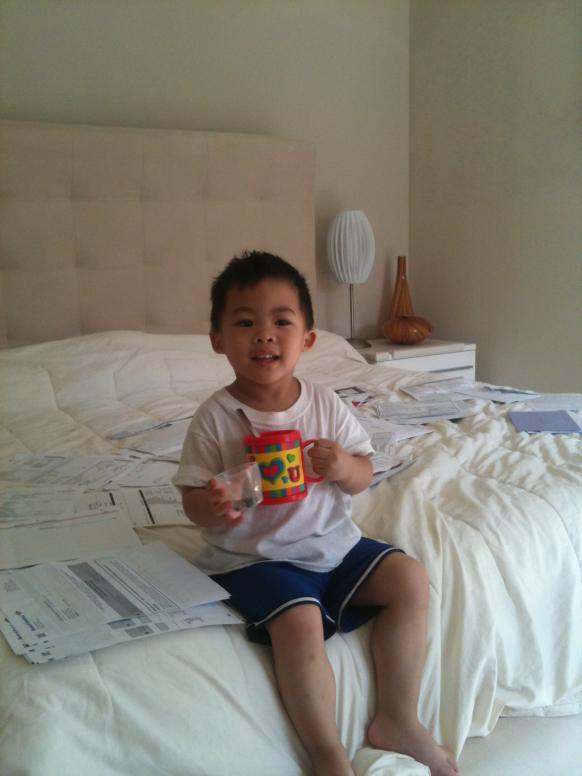 Giờ thì con là niềm vui của cả nhà và rất ngoan.  Ba làm giấy tờ, con ngồi coi tv, ăn đá, không quậy phá chi.