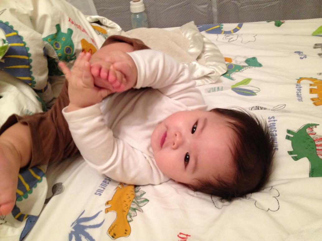 Lâu lâu cũng còn cầm chân lên chơi.