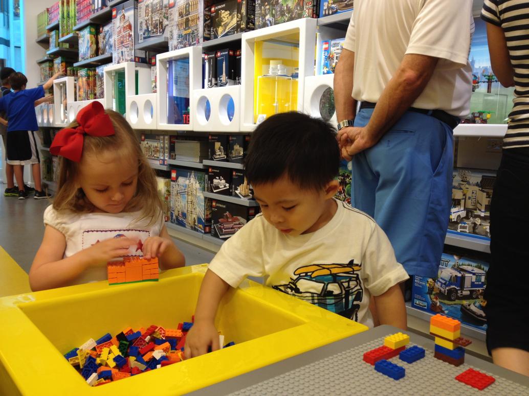 Ba còn dẫn con đi chơi lego...