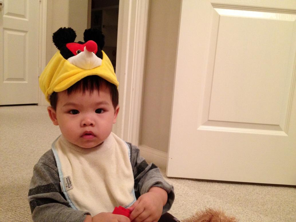 Em ở nhà với Mẹ, lấy nón Má Tư cho anh Hai hồi nhỏ ra đội chơi.