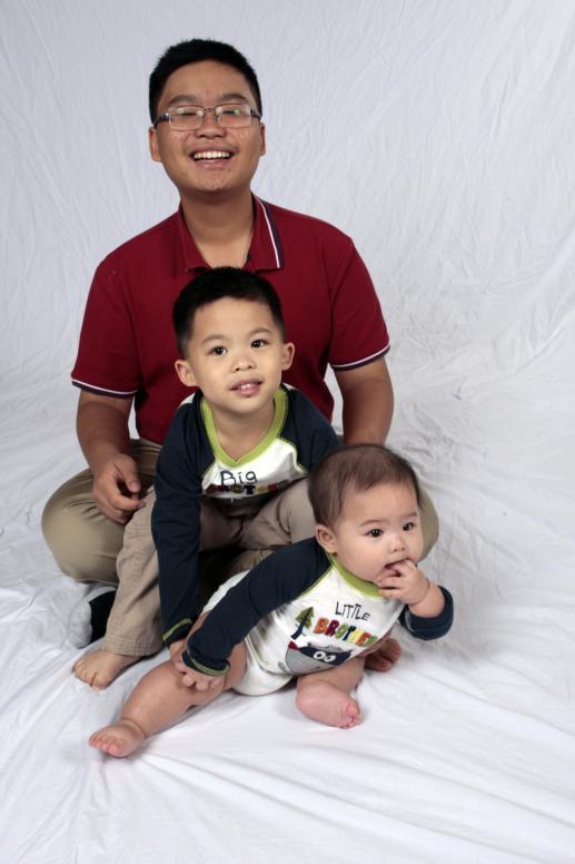 Cúc Ky bú xong chỉ muốn gặm ngọ́n tay...Coi chừng...em sắp té rồi...