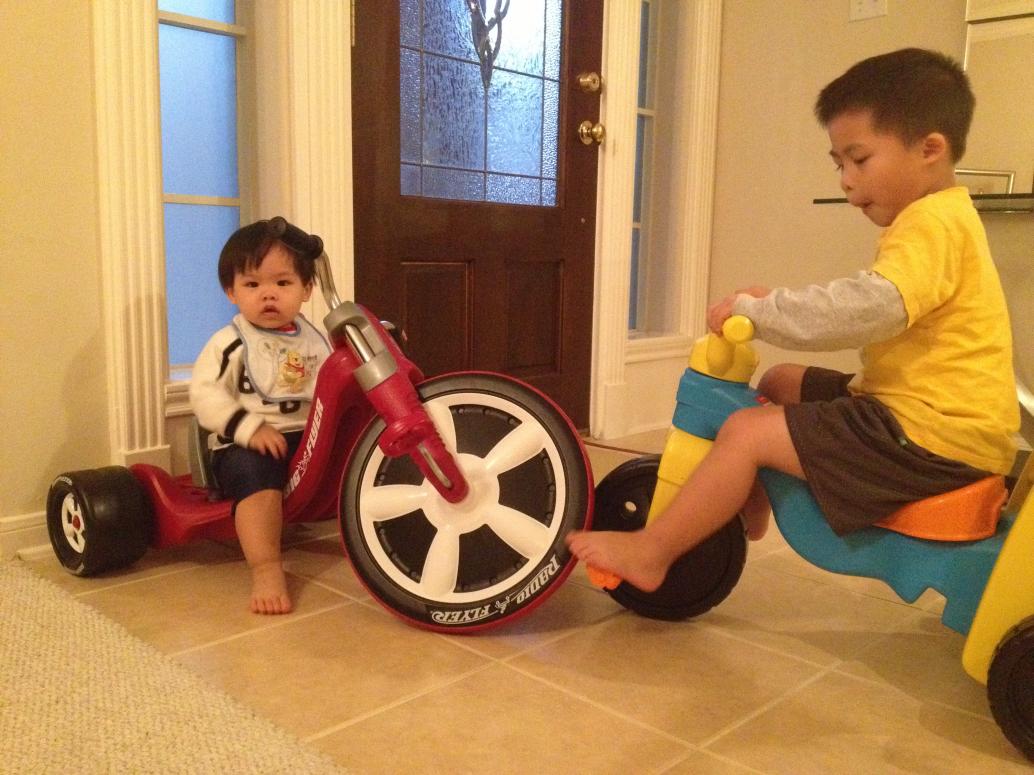 Tối về hai đứa lại lái xe tiếp.  Kỳ này mỗi người mỗi chiếc.