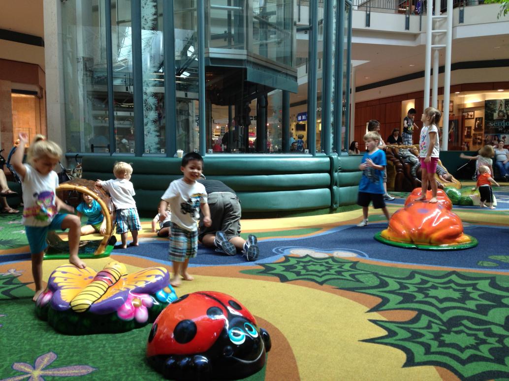 Vô mall chơi mát hơn nhiều...