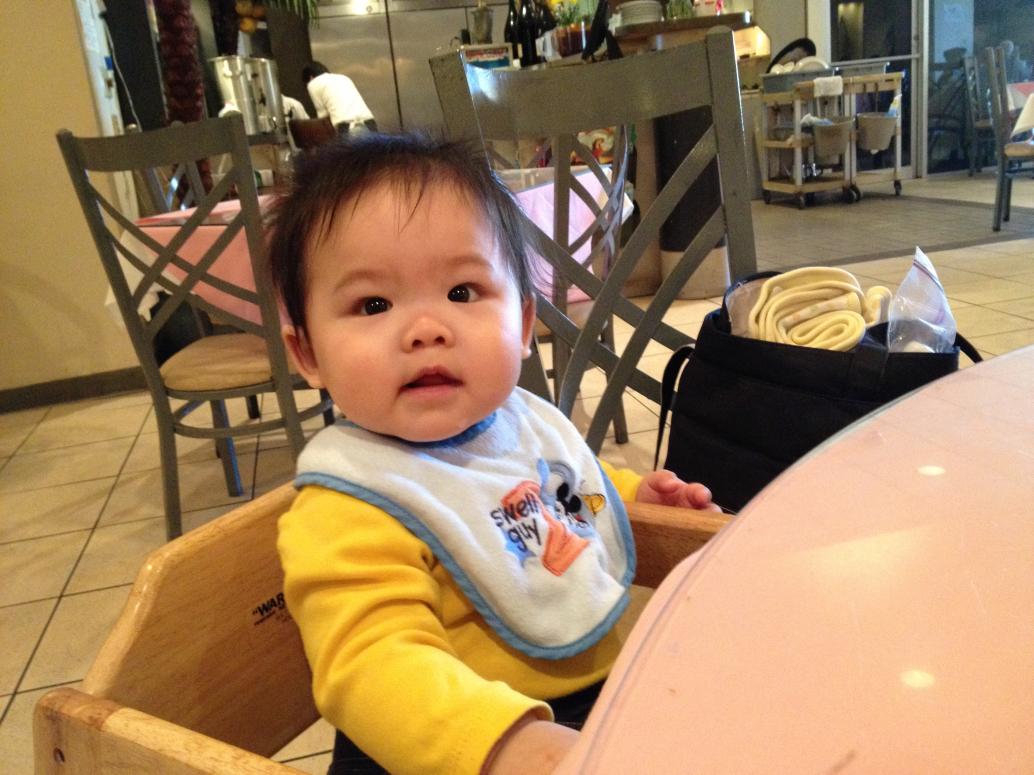 Em có răng rồi nên sẽ gặm nhiều thứ đây.