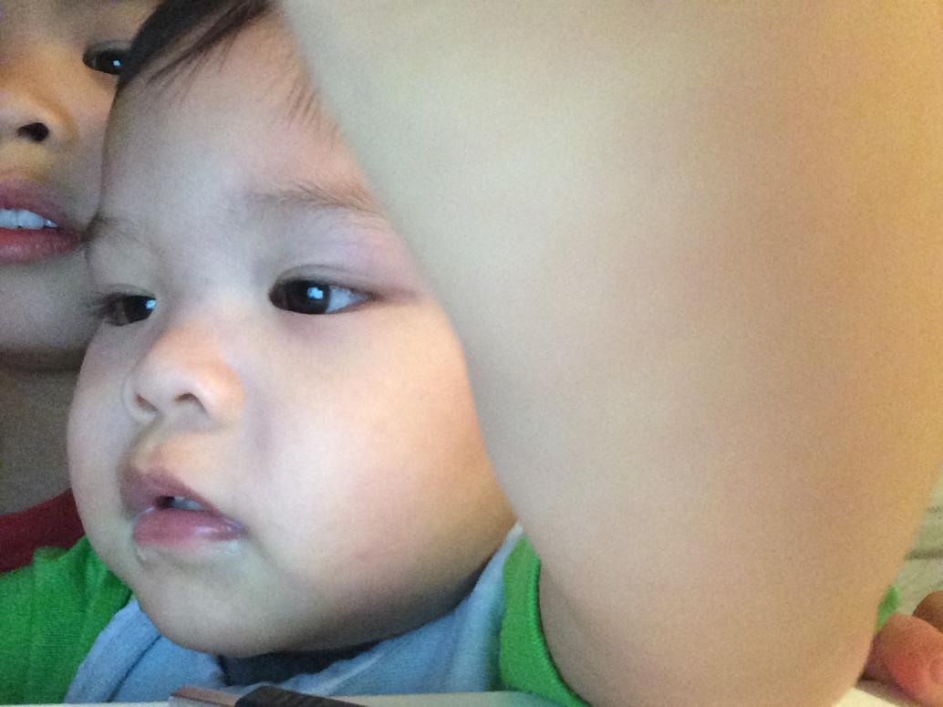 Coi ipad với Hai và tự chụp hình luôn.