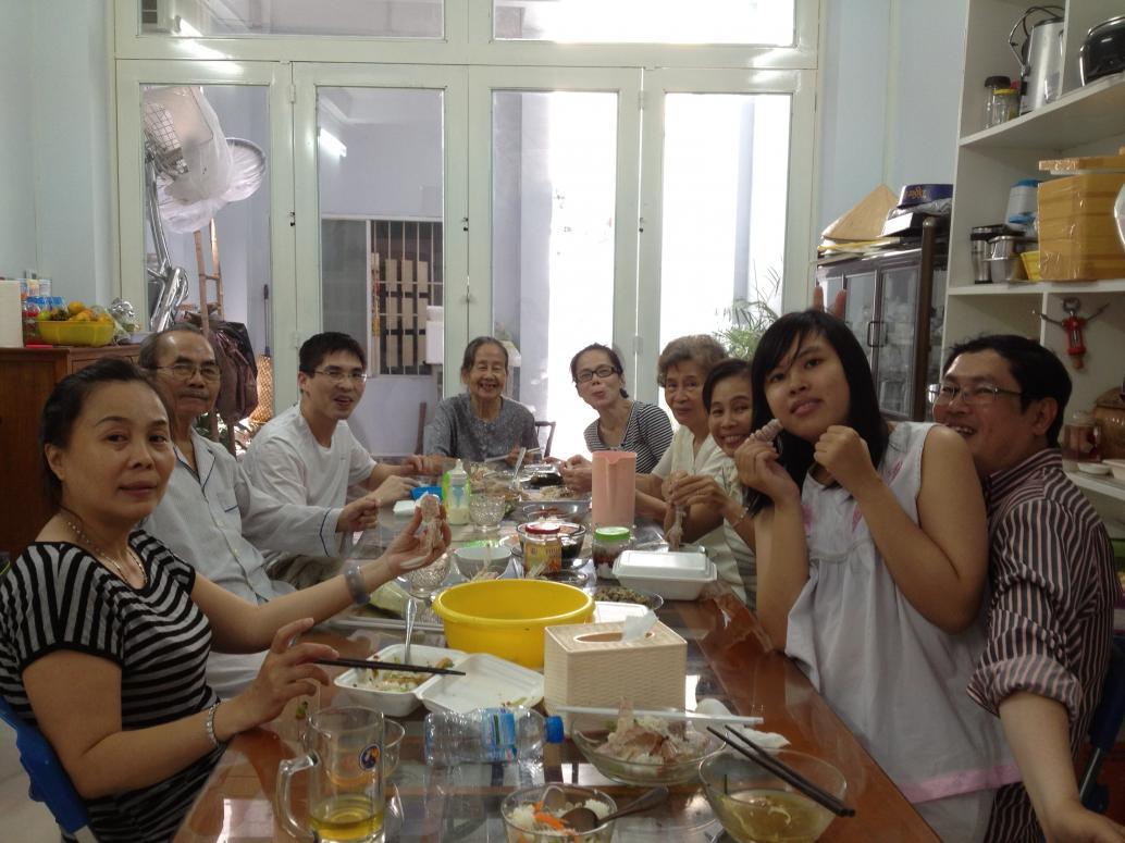 Mọi người quây quần ăn sáng với bánh cuốn.